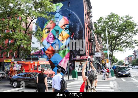 New York, USA. 1st Aug 2018. Mural joining two images of Michael Jackson, left young, and the right one of his last images that we have in mind is seen in the East Village neighborhood on Manhattan Island in the United States this Wednesday, 01. The work is being created by Brazilian muralist Eduardo Kobra, recognized around the world and will be delivered on August 25 as part of the project in celebration of Michael Jackson's 60th birthday. (PHOTO: WILLIAM VOLCOV/BRAZIL PHOTO PRESS) Credit: Brazil Photo Press/Alamy Live News Stock Photo