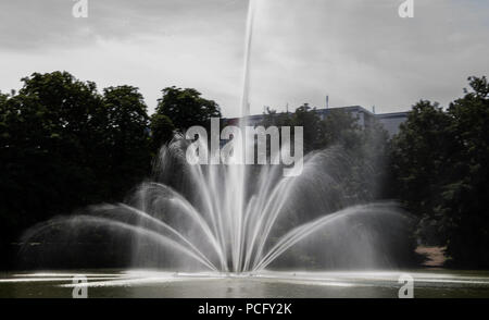 Berlin, Germany. 02nd Aug, 2018. Water shoots from the fountain in Fennpfuhlpark in the district of Lichtenberg. (Photo taken using long exposure time) Credit: Paul Zinken/dpa/ZB/dpa/Alamy Live News Stock Photo