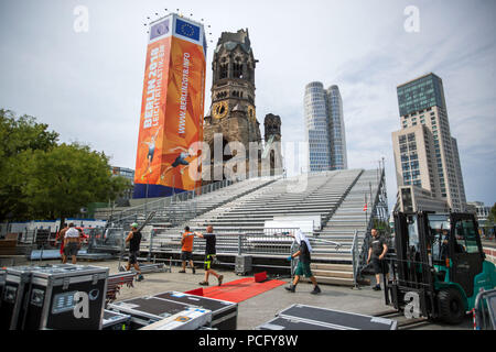 02 August 2018, Germany, Berlin: At Breitscheidplatz square, construction workers carry scaffolding parts to the event arena of the European Athletics Championships at Breitscheidplatz square. At the championship starting on 06.08.2018 in Berlin, competitions will take place in the Olympic Stadium as well as in the city centre in front of the Kaiser Wilhelm Memorial Church. Photo: Jens Büttner/dpa-Zentralbild/dpa Stock Photo