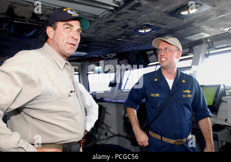 Ocean (July 22, 2004) - Actor Tom Selleck speaks with USS Ronald Reagan (CVN 76) Auxiliary Officer, Lt. Cmdr Clifton Phillips, of Port Saint Lucy, Fla., on the shipХs bridge. Tom Selleck was aboard Reagan to welcome the shipХs crew to Naval Air Station North Island, San Diego, Calif. Homeporting ceremonies for the NavyХs newest and most technologically advanced aircraft carrier will host various dignitaries, including Nancy Reagan, members of the Congress, state officials and various celebrities. Reagan is commanded by Capt. James A. Symonds. While in transit, the ship visited the ports of Rio Stock Photo