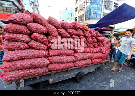 Philippines. 18th May, 2018. Load of onions transported using old wooden push cart along the street of Divisoria Market in Manila City on August 1, 2018. Divisoria Market is the Mother Market of all public market in Metro Manila which all products can be sold from dry products to wet market and even various types of appliances. Credit: Gregorio B. Dantes Jr./Pacific Press/Alamy Live News Stock Photo