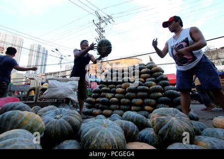 Philippines. 18th May, 2018. Vegetable's vendor's arranges the big pumpkins along the street of Divisoria Market in Manila City on August 1, 2018. Divisoria Market is the Mother Market of all public market in Metro Manila which all products can be sold from dry products to wet market and even various types of appliances. Credit: Gregorio B. Dantes Jr./Pacific Press/Alamy Live News Stock Photo