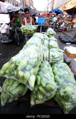 Philippines. 18th May, 2018. A vegetables vendor arranges their products along the street of Divisoria Market in Manila City on August 1, 2018. Divisoria Market is the Mother Market of all public market in Metro Manila which all products can be sold from dry products to wet market and even various types of appliances. Credit: Gregorio B. Dantes Jr./Pacific Press/Alamy Live News Stock Photo