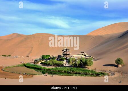 Crescent lake in Mingsha Shan (Echo Sand Mountain) near Dunhuang city, Gansu province, China. Stock Photo