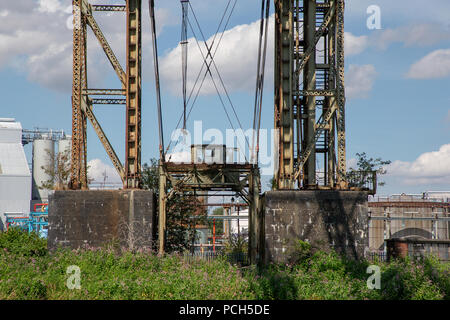 The Warrington Transporter Bridge or Bank Quay Transporter Bridge near to Crosfield’s soap works spanning the River Mersey, Warrington, Cheshire, Engl Stock Photo