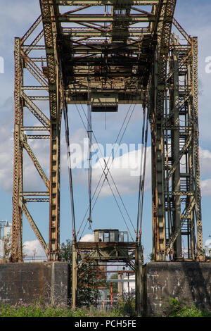 The Warrington Transporter Bridge or Bank Quay Transporter Bridge near to Crosfield’s soap works spanning the River Mersey, Warrington, Cheshire, Engl Stock Photo