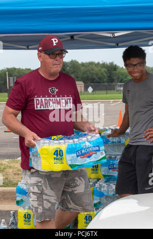 Parchment, Michigan – Volunteers from the Red Cross and Parchment High School distribute bottled water to residents after high concentrations of PFAS  Stock Photo