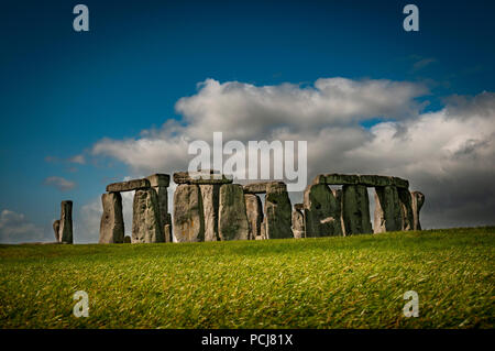 Stonehenge Neolithic henge and Bronze Age stone circle in Wiltshire, UK Stock Photo