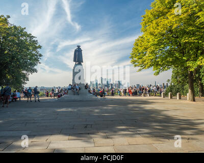 Statue of General James Wolfe in Greenwich Park with the Skyscrapers of Canary Wharf  behind. Stock Photo