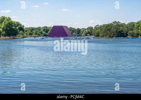 The Serpentine Lake at Hyde Park with the London Mastaba in the background in summer 2018 Stock Photo