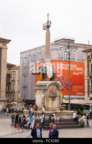 Italy Sicily Catania Piazza Duomo Fontana dell Elephante made 1736 Giovanni Batista Vaccarini lava elephant Egyptian Obelisk & Fontana dell Amenano Stock Photo