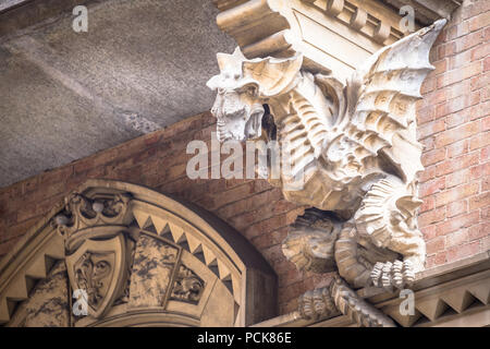 Turin, Corso Francia, Casa dei Draghi/Palazzo della Vittoria von Gottardo Gussoni (art nouveau house). Dragon detail on the facade. Stock Photo