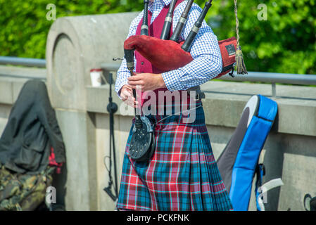 bagpipe and guitar players live performing over the Edinburgh street Stock Photo