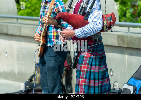 bagpipe and guitar players live performing over the Edinburgh street Stock Photo