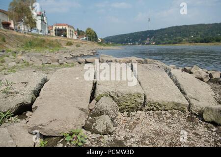 Dresden, Germany. 03rd Aug, 2018. So-called 'Hungersteine' (lit. 'Hungry stones') on the banks of the river Elbe in Dresden's Laubegast district. The extremely low water level of the Elbe allows so-called 'Hungersteine' to be recorded in the Saxon part of the river. 'Hungersteine' are striking rock formations, stones or plates in rivers, which are only visible at particularly low water levels and bear dates or inscriptions. (to dpa: 'Experts record hunger stones of the Elbe thanks to low water' of 03.08.2018) Credit: Sebastian Kahnert/dpa-Zentralbild/dpa/Alamy Live News Stock Photo