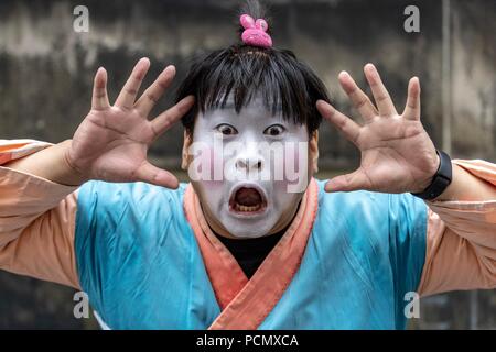 Edinburgh, UK. 3rd August 2018. Street performers take to the Royal Mile as the Edinburgh Fringe Festival kicks off.  Pictured: Street performer Ppik Ppik Credit: Rich Dyson/Alamy Live News Stock Photo