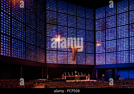 Neubau 1959-61 von Egon Eiermann, Innenraum mit Christusfigur von Karl Hemmeter und Glasgestaltung von Gabriel Loire Stock Photo