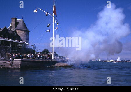 AJAXNETPHOTO.  COWES, ENGLAND. - SQUADRON LINE - THE ROYAL YACHT SQUADRON CLUB HOUSE AND RACE START LINE FROM SEAWARD; CANNONS ALONG THE ESPLANADE FRONT ARE FIRED TO START YACHT RACES. PHOTO:JONATHAN EASTLAND/AJAX REF:930229 Stock Photo