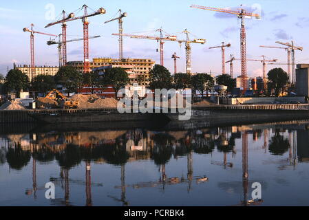 AJAXNETPHOTO. PARIS, FRANCE. - SEINE REFLECTIONS - OVERHEAD TOWER CRANES ON BUILDING SITE NEAR CLICHY REFLECTED IN A GLEAMING RIVER SEINE. PHOTO:JONATHAN EASTLAND/AJAX REF:090619 Stock Photo