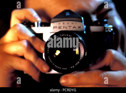 Photographer using a Pentax S3 35mm film camera 1963 Stock Photo
