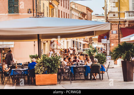 RAVENNA, ITÁLIA - 2 De Agosto De 2018: Moradores E Turistas Estão Andando  Na Rua Com Restaurante E Lojas Foto Royalty Free, Gravuras, Imagens e Banco  de fotografias. Image 106111991