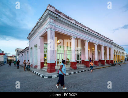 Streetlife in the city center of Santa Clara at the Parque de Santa Clara, Villa Clara, Cuba Stock Photo