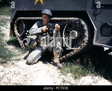 A young soldier of the armored forces holds and sights his Garand rifle like an old timer, Fort Knox, Ky.  - June 1942 Stock Photo