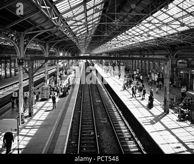 Crowds gathering on Friday afternoon at Preston railway station Stock Photo