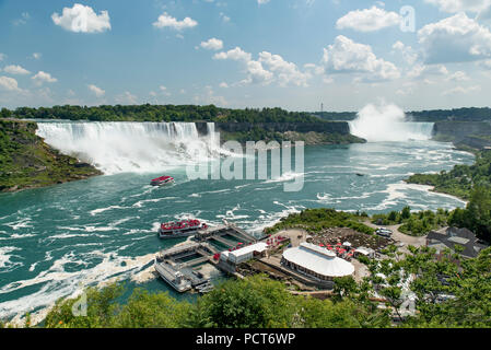 Niagara Falls, Ontario, Canada and New York State, USA.  Looking up from Canadian side at American Falls on left, Canadian Horseshoe Falls on right. Stock Photo