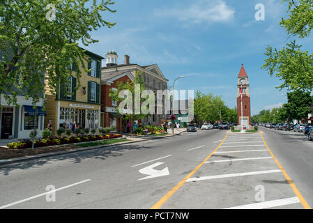Niagara-on-the-Lake, Ontario, Canada.  Queen Street looking northwest at shops, old Court House, City Hall on left; Memorial Clock Tower on right. Stock Photo