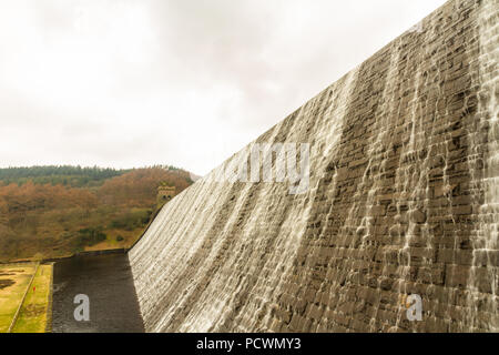 Water cascades down the Derwent Dam, Ladybower reservoir. Near Sheffield, in Peak District, Derbyshire, England, United Kingdom. Stock Photo