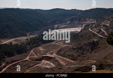 Blick über die Festungsmauer auf Ort und Steinsalz-Bergbaulandschaft Stock Photo