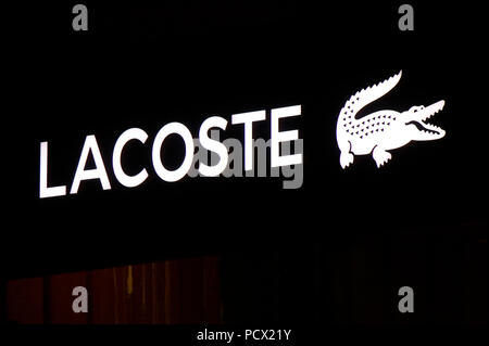 das Logo der Marke 'Lacoste', Lissabon, Portugal. Stock Photo