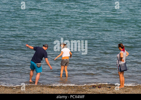 Aberystwyth Wales UK, Saturday 04  August 2018.  UK Weather: People head to the seaside in Aberystwyth on a bright, warm and sunny Saturday morning  The UK wide heatwave continues, with more high temperatures in the south and east of the country. Photo credit: Keith Morris/Alamy Live news Stock Photo