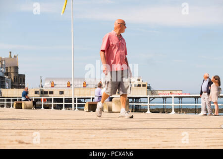 Aberystwyth Wales UK, Saturday 04  August 2018.  UK Weather: People head to the seaside in Aberystwyth on a bright, warm and sunny Saturday morning  The UK wide heatwave continues, with more high temperatures in the south and east of the country. Photo credit: Keith Morris/Alamy Live news Stock Photo