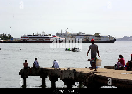 Puerto La Cruz, Carabobo, Venezuela. 3rd Aug, 2018. August 03, 2018. Fishermen and fish sellers make daily life on the beach and around the popular delights of the sea market, located in the Los Cocos sector of the city of Puerto la Cruz, Anzoategui state. Venezuela. Photo: Juan Carlos Hernandez Credit: Juan Carlos Hernandez/ZUMA Wire/Alamy Live News Stock Photo