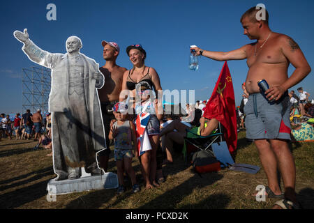 Moscow, Russia. 3rd, August 2018. Russian music fans attend an open-air rock concert at the festival 'Nashestvie' (Invasion) in the village of Nizhneye Zavidovo, some 150kms from Moscow, Tver region, Russia Stock Photo