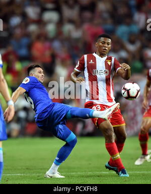 Aveiro, Portugal. 4th Aug, 2018. Hector Herrera (L) of Porto vies with Derley of Aves during the Portuguese Super Cup soccer match between FC Porto and CD Aves at the Aveiro Municiapl Stadium in Aveiro on Aug. 4, 2018. Credit: Zhang Liyun/Xinhua/Alamy Live News Stock Photo