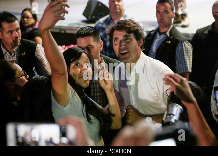 Richmond, Canada. 4th Aug, 2018. Canadian Prime Minister Justin Trudeau poses for photos with a resident while visiting the Richmond Night Market in Richmond, Canada, Aug. 4, 2018. Credit: Liang Sen/Xinhua/Alamy Live News Stock Photo