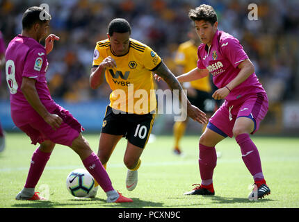 Wolverhampton Wanderers' Helder Costa (centre) battles for the ball with Villarreal's Pablo Fornals (left) and Santiago Caseres during the pre-season friendly match at Molineux, Wolverhampton. Stock Photo