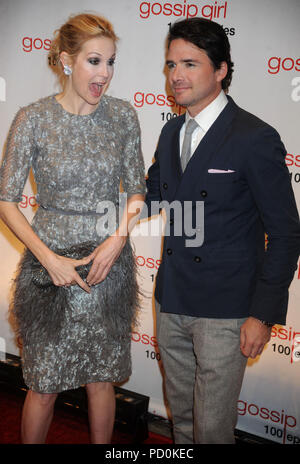NEW YORK, NY - NOVEMBER 19: Kelly Rutherford Matthew Settle at the 'Gossip Girl' 100 episode celebration at Cipriani Wall Street on November 19, 2011 in New York City.  People:  Kelly Rutherford Matthew Settle Stock Photo