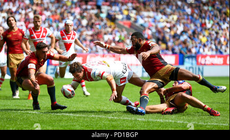Bolton, UK. 5 August 2018. The University of Bolton Stadium, Bolton, England; Ladbrokes Challenge Cup Rugby semi final, St Helens versus Catalans Dragons; Louie McCarthy-Scarsbrook of St Helens beats Samisoni Langi Tony Gigot and Benjamin Jullien of Catalan Dragons to score a try to make it 10-29 in the 55th minute Stock Photo