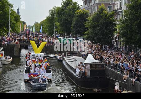 Amsterdam, Netherlands - August 4, 2018: The VEON boat on the Prinsengracht canal at the time of the Pride boat parade among spectators Credit: Adam Szuly Photography/Alamy Live News Stock Photo