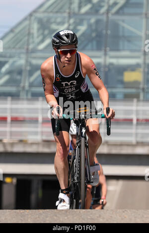 ExCel London, UK, 5th August 2018. Jodie Stimpson (105, GBR)The Men's and Women's Elite races attract a high class field of international athletes. Now in its 22nd year, the AJ Bell London Triathlon is the world’s largest triathlon, this year welcoming over 10,000 triathletes and elite racers. Credit: Imageplotter News and Sports/Alamy Live News Stock Photo