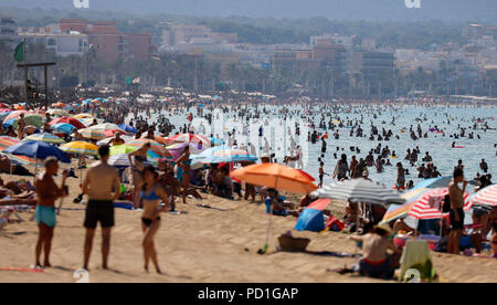 Palma de Mallorca, Spain. 04th Aug, 2018. People at the beach of El Arenal, one of the main destinations for German and Dutch tourists during the summer season. Credit: Clara Margais/dpa/Alamy Live News Stock Photo