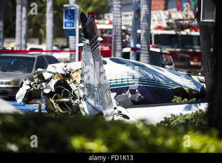 Santa Ana, CA, USA. 5th Aug, 2018. Wreckage from a Cessna aircraft lies in the Staples parking lot off Bristol St in Santa Ana, CA. A twin engine Cessna crashed near SNA John Wayne Airport Sunday afternoon August 5th, 2018 into the Staples parking lot in the 3000 block of Bristol St in Santa Ana, CA USA. A PIO for the Orange County Fire Authority confirmed there were 5 confirmed fatalities aboard the aircraft with no injures reported on the ground. Credit: Stuart Palley/ZUMA Wire/Alamy Live News Stock Photo