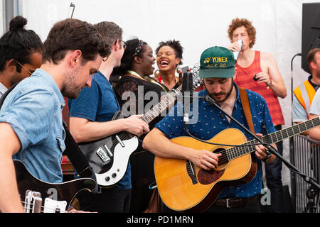 Cambridge, UK. 5th August, 2018. Darlingside perform a secret show in one of the bars at the Cambridge Folk Festival 2018. Yola Carter and Birds of Chicago join them for one song. Richard Etteridge / Alamy Live News Stock Photo