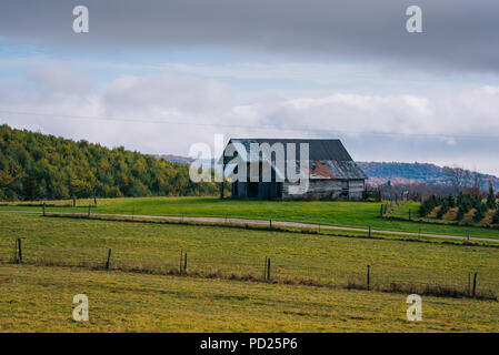 Old barn and farm along the Blue Ridge Parkway in Virginia Stock Photo