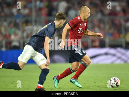 Munich, Germany. 05th Aug, 2018. Soccer: Test matches, FC Bayern Munich vs Manchester United in the Allianz Arena. Arjen Robben (R) of FC Bayern Munich fights for the ball with James Garner of Manchester United. Credit: Lino Mirgeler/dpa/Alamy Live News Stock Photo