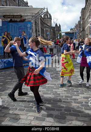 Edinburgh, Scotland, UK. 6th August, 2018. 6 Aug. 2018, Edinburgh Fringe Festival, multicultural colourful entertainers on the Royal Mile including performers from Scotland,  'Ah Dinnae Ken' A political Comedy Stock Photo